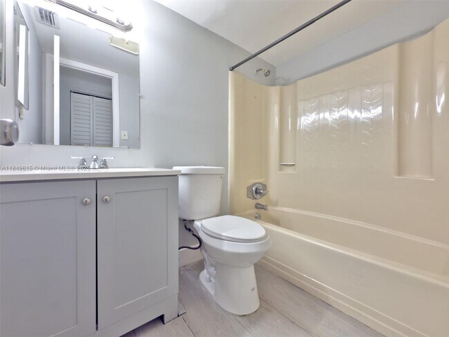 Foto del edificio - 6001 Shaker Wood Cir