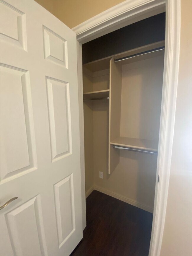 Building Photo - *utilities included* 3 bed 1 bath apartmen...