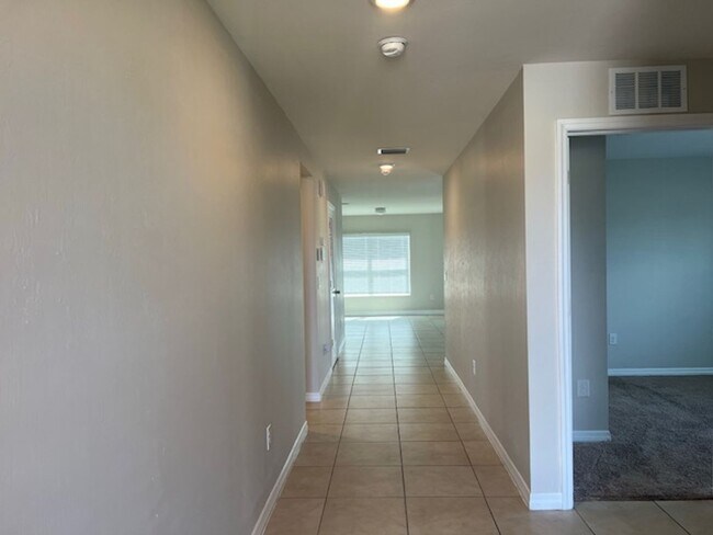 Foto del edificio - ***INQUIRE ABOUT SPECIAL*** AVAILABLE NOW- 4 Bedroom -2 Bathrooms NE Cape Coral- Gator Circle Area