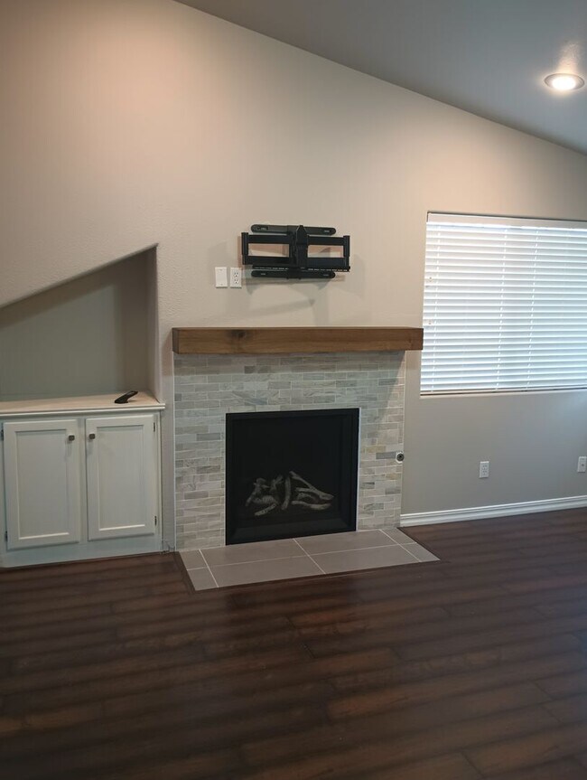 Building Photo - Beautiful Home in West Cedar City * HALF O...
