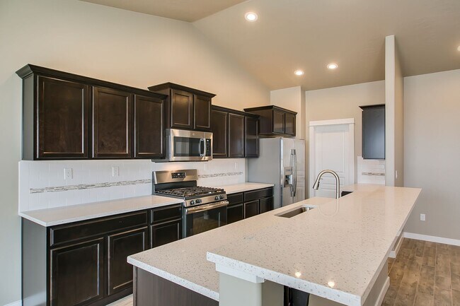 Foto del edificio - Very Close to Micron  5 Bedroom 3 Full Baths - includes dual Master Suites  -  Boise Available soon!