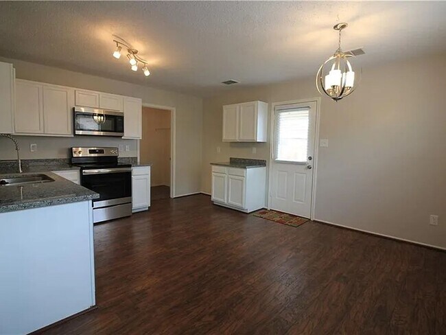 Building Photo - 3 Bedroom 2 bath home!
