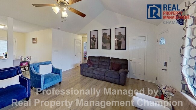 Building Photo - Adorable 3 BD/ 1.5 BA Home with Attached Garage and Large Fenced Yard