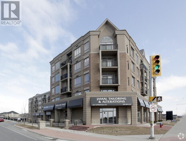 Photo du bâtiment - 5327-5327 Upper Middle Rd