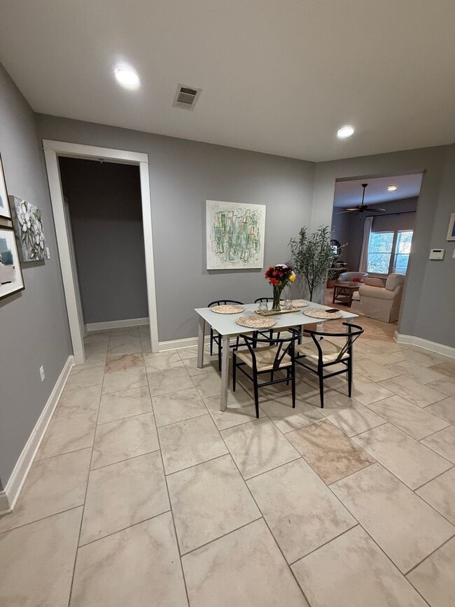 Foto del edificio - Must see this Beautifull home located off Staring in Santa Rosa Subdivision