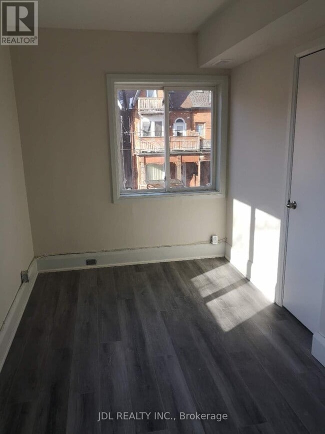 Photo du bâtiment - 5 Sorauren Ave