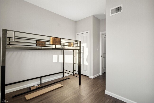 Foto del edificio - 6 br, 6 bath Triplex - 2025 N 16TH ST Unit C
