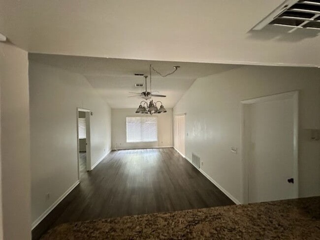 Building Photo - Beautiful home with backyard!
