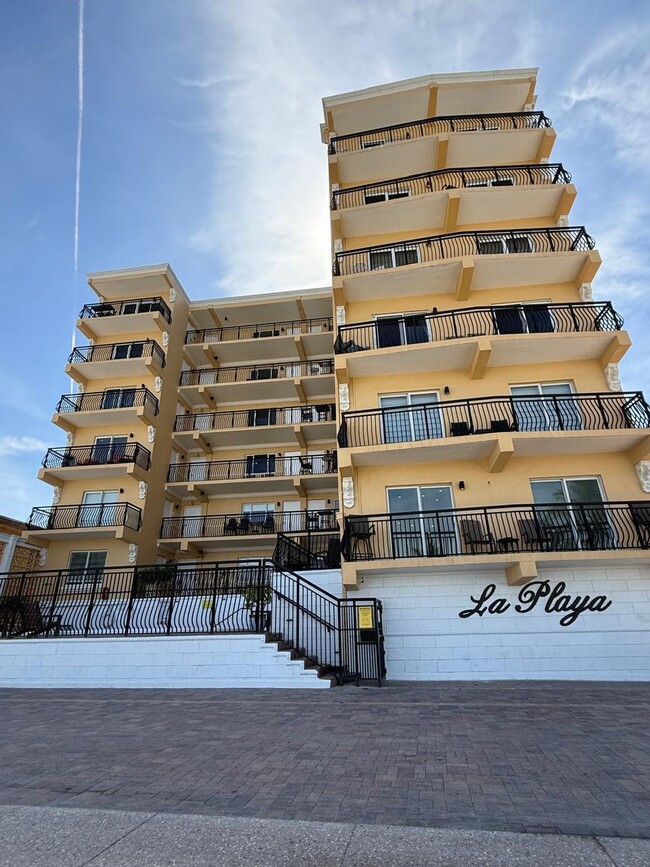 Building Photo - 1815 N Surf Rd