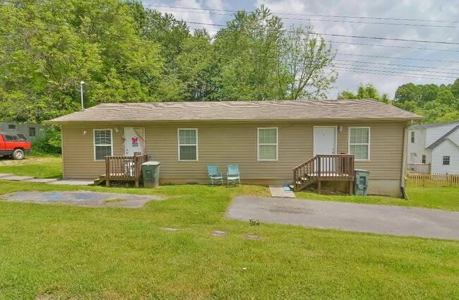 Building Photo - 1004 Lynn Dr