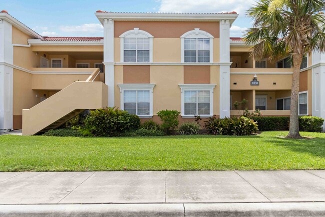 Building Photo - Beautiful furnished & turnkey ready  2/2 unit available now for an annual lease