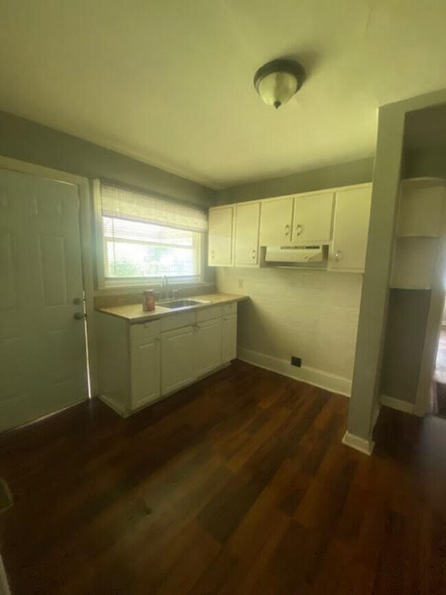 Building Photo - 601 Camp Cir