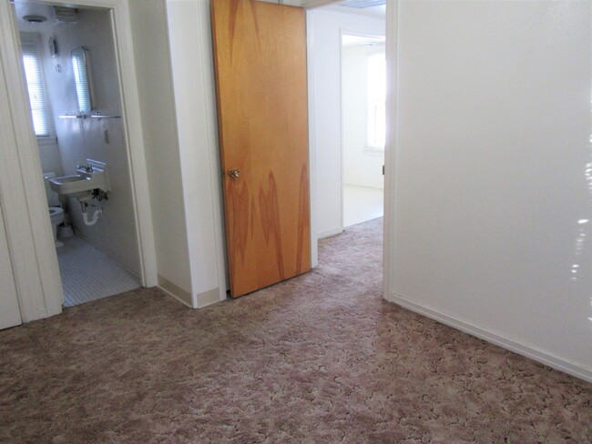Building Photo - l518