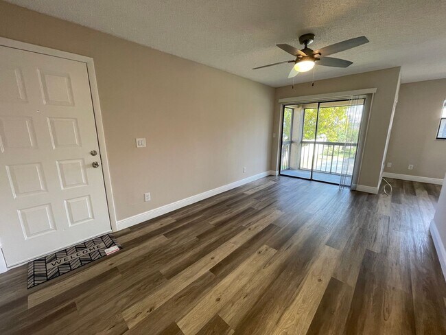Building Photo - ANNUAL RENTAL - 1 BED / 1 BATH CONDO AT MY...