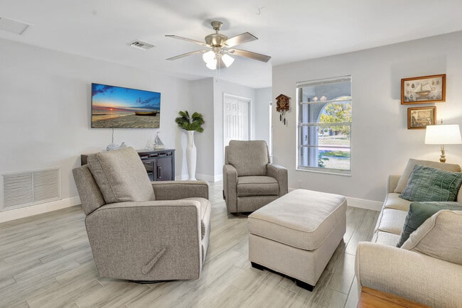 Building Photo - 2374 Poinciana Dr