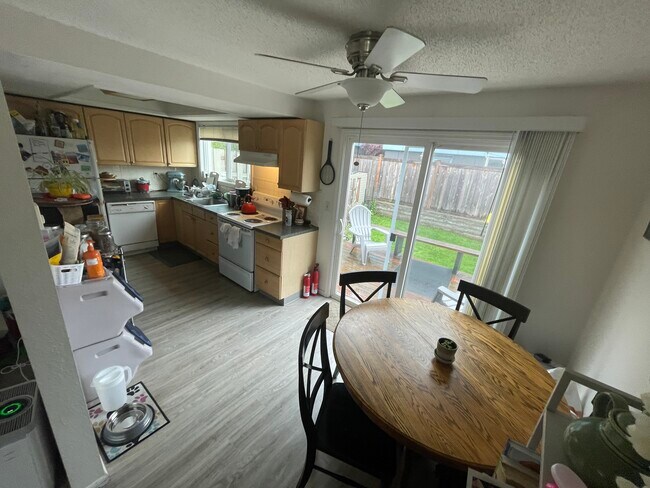 Foto del edificio - 9726 Ashworth Ave N