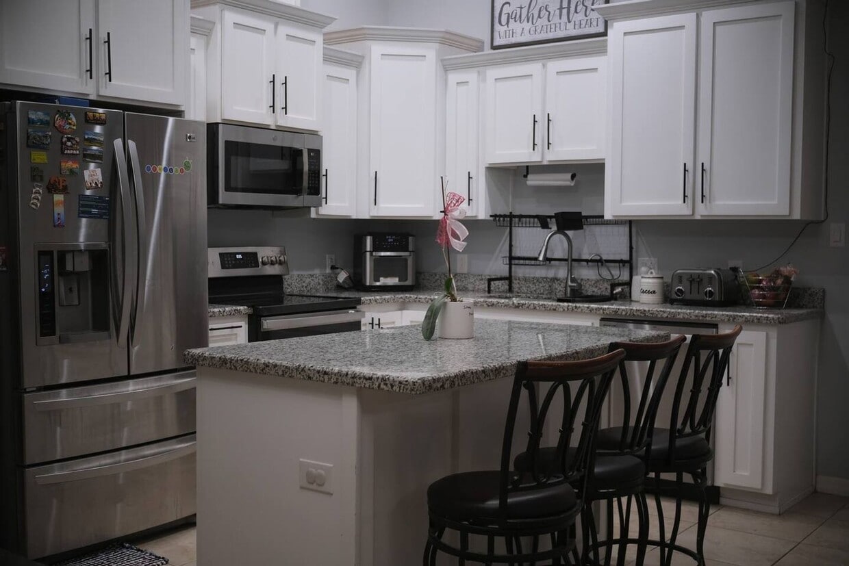 Primary Photo - Comfortable 4BR/2BA Home with Yard & Parki...