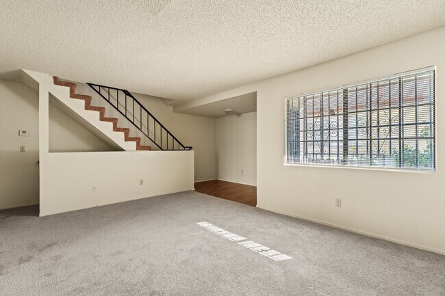 Foto del edificio - Charming 3-Bedroom Townhome with Garage, W...
