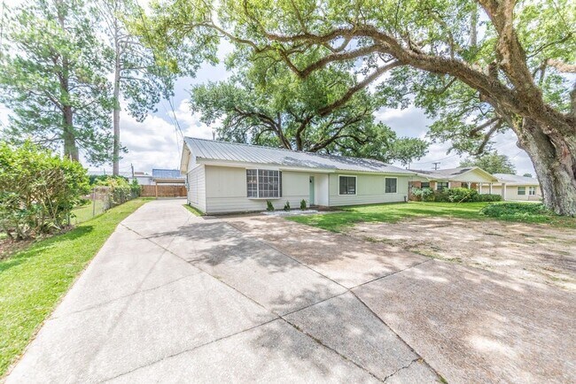 Foto del edificio - Large Four Bedroom Two Bath House