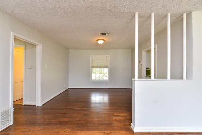 Building Photo - 4004 Anita Ave
