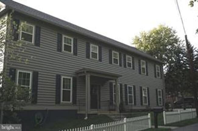 Building Photo - 208 Bryan Ave
