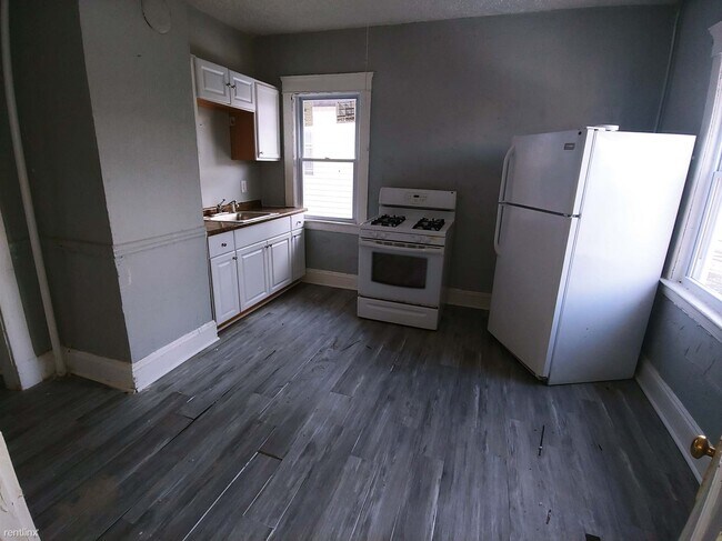Building Photo - 2 br, 1 bath Triplex - 1414 East 110th Str...