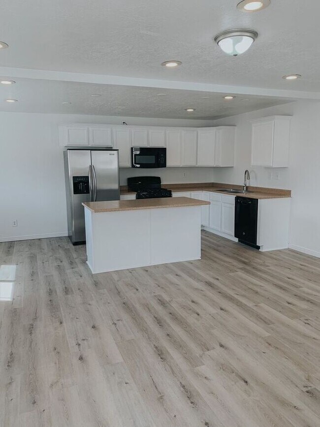 Building Photo - Great 4 bed 2 bath in Quiet area