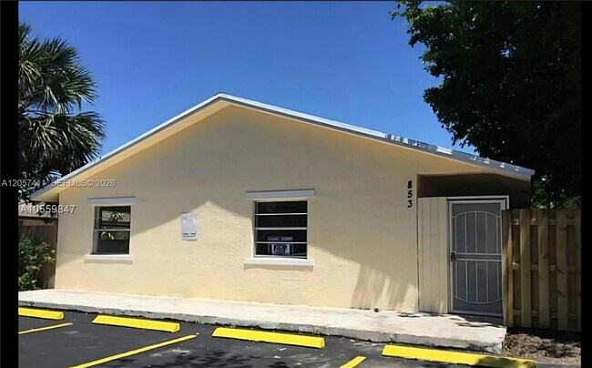 Building Photo - 853 SW 9th Ct