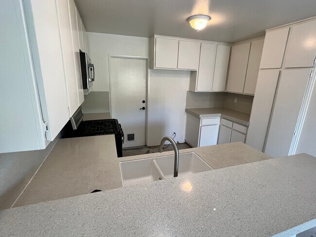 1 year old counters and sink - 4506 Sierra Morena Ave