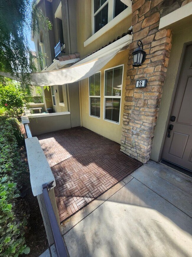 Foto del edificio - Beautiful two-story townhouse in Fontana G...