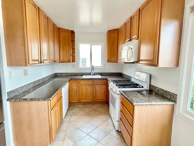Building Photo - 3BD/2BA 2-Level Classic Miraloma Home! Gar...