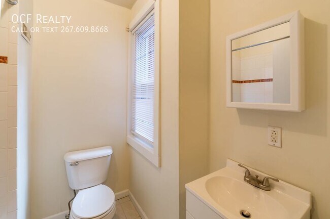 Foto del edificio - Spacious 2 Bedroom, 1 Bath Apartment in We...