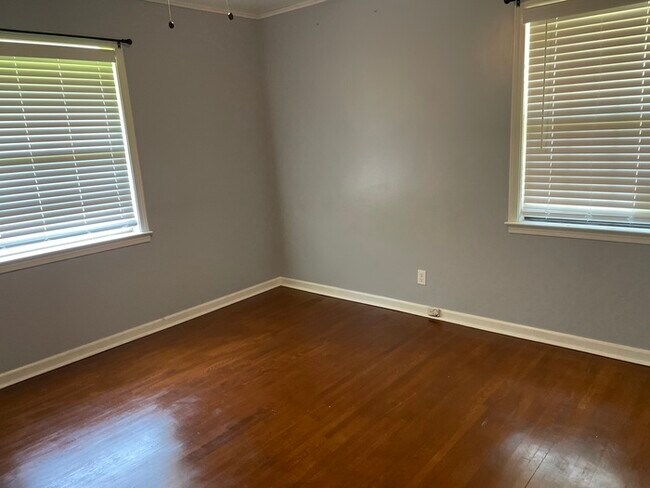 Foto del edificio - Clean Three Bedroom/One Bath