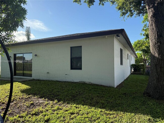 Foto del edificio - 5140 SW 24th St