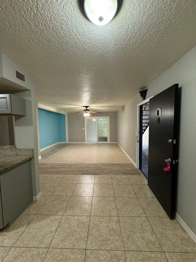 Foto principal - Stunning 3-bedroom, 2-bathroom - Destiny S...