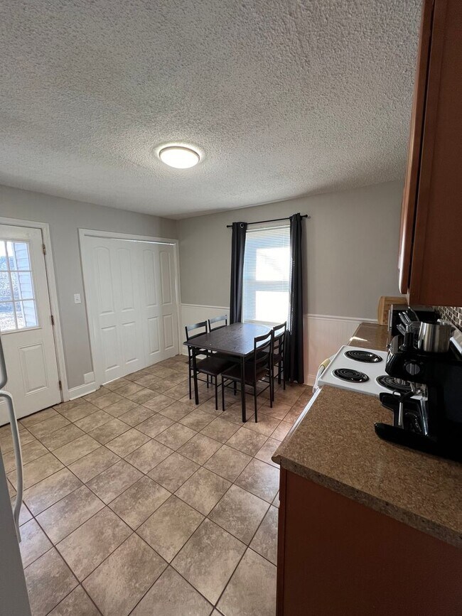 Foto del edificio - Knoxville 37920 - 2 bedroom, 1 bath home - Contact Adam Joachim (352) 220-7700