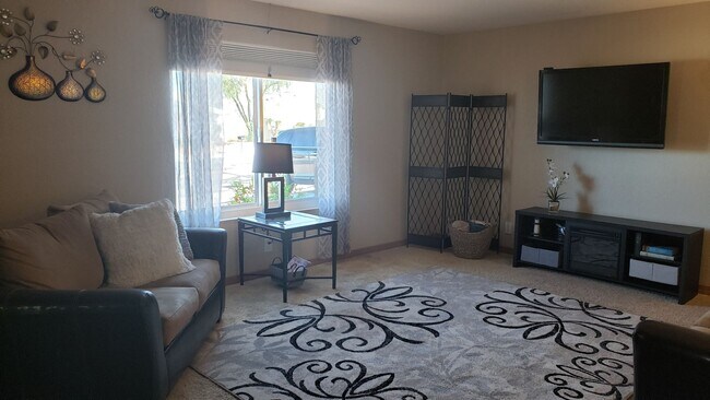 Building Photo - Fully Furnished Pool Home Avail Now throug...