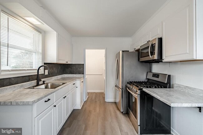 Building Photo - 419 W Rosedale Ave
