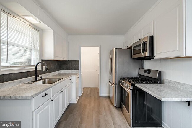 Foto del edificio - 419 W Rosedale Ave