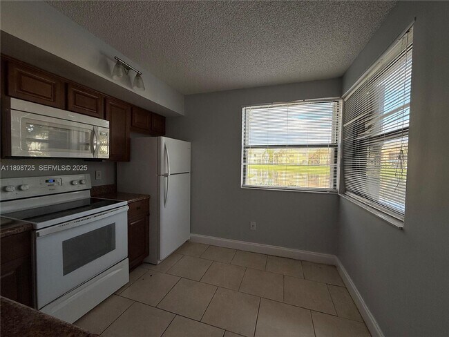 Building Photo - 1071 Adams Ave