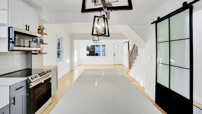 Building Photo - 568 Sea St