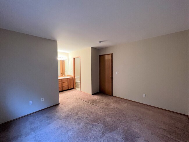 Foto del edificio - Single Story 2 Bdrm Duplex - Near Lake Goo...