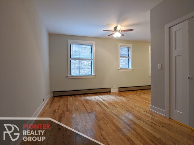 Building Photo - 633 W Barry
