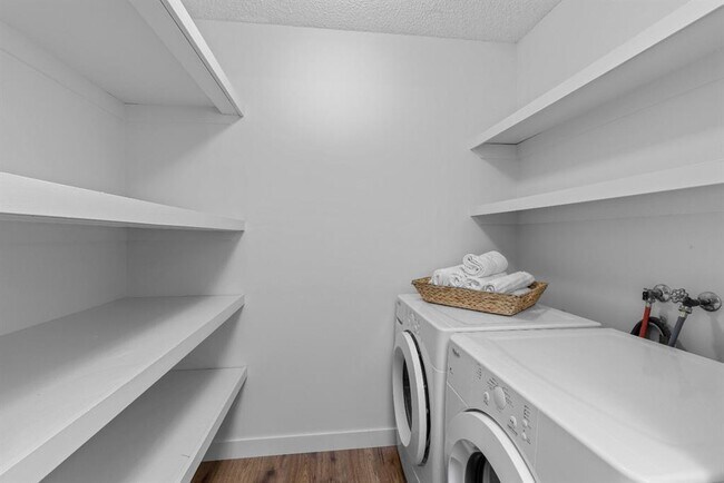 Photo du bâtiment - 6400 Coach Hill Rd SW