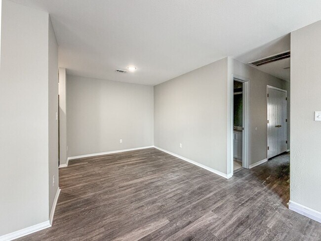 Building Photo - 1203 Quebec Dr