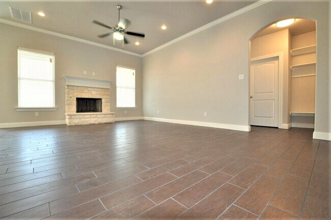 Foto del edificio - Modern Luxury Living: Elegant 4BR/2BA Have...