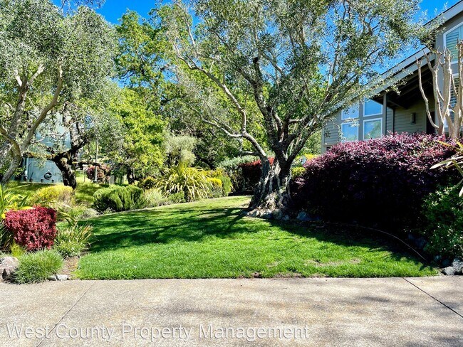 Building Photo - 4 br, 3 bath House - 4760 Woodview Dr