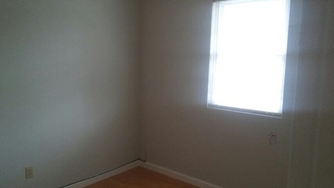 Building Photo - Spacious and Clean Apartment