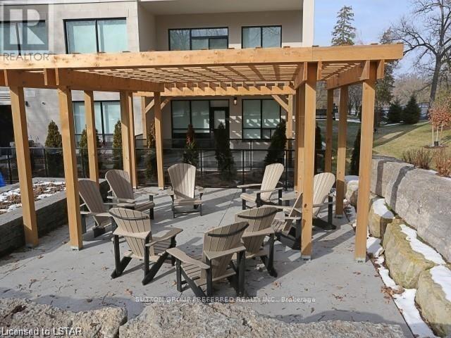 Photo du bâtiment - 1200 Commissioners Rd W