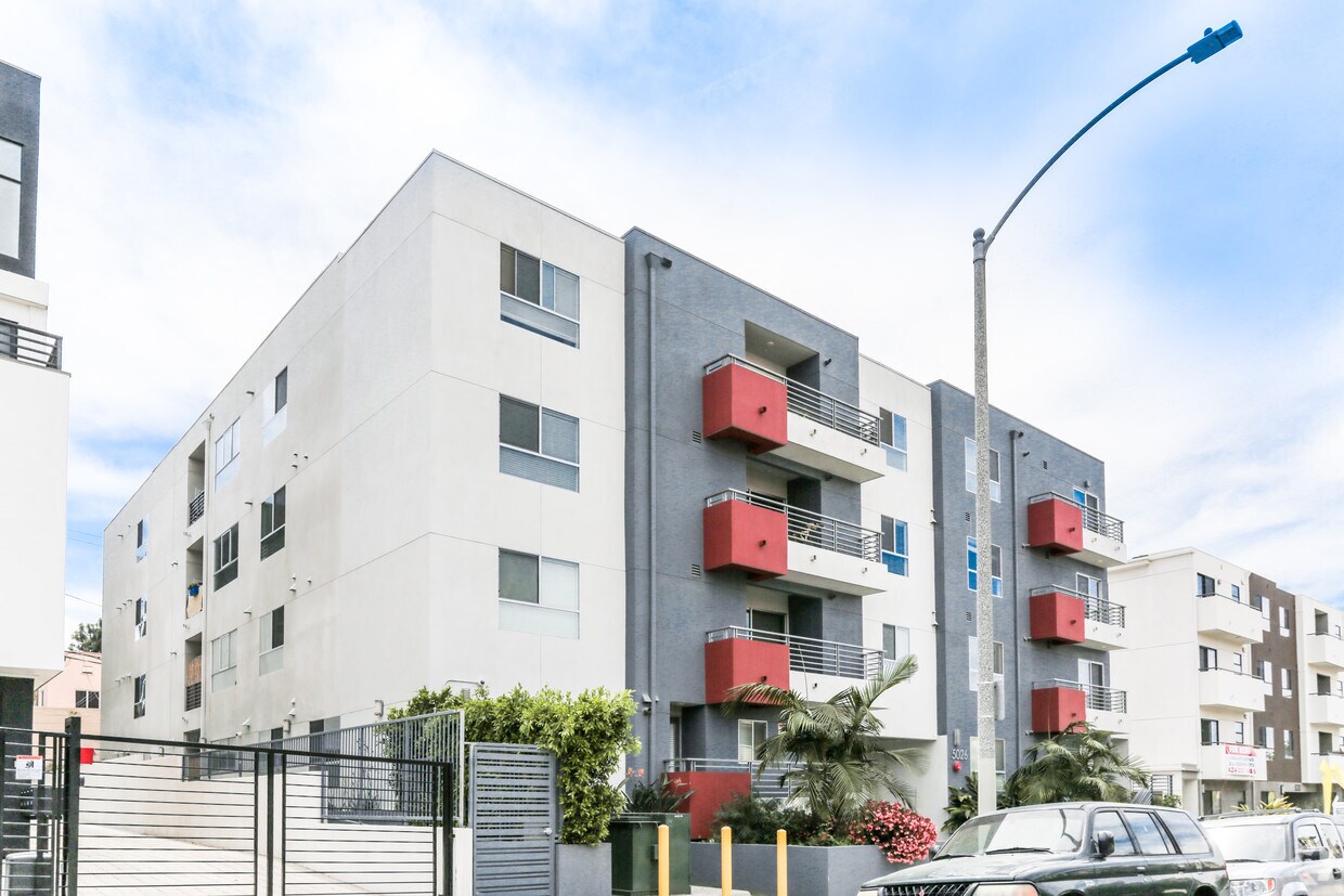 Building Photo - 5026 Rosewood Ave